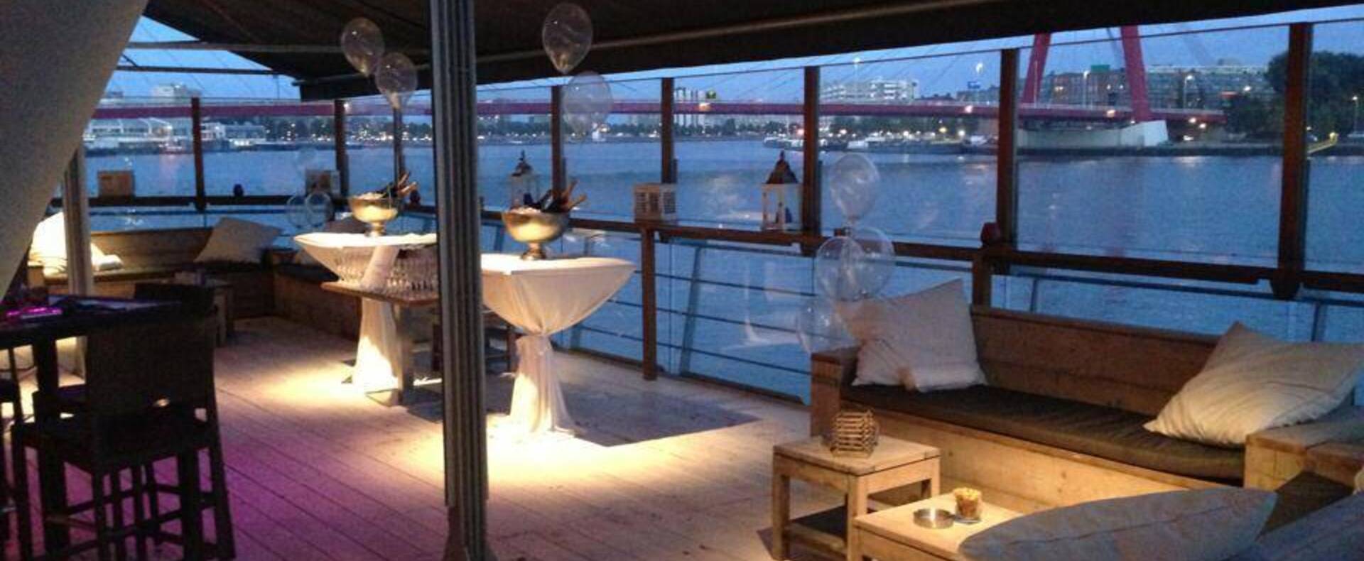 Eau Lounge